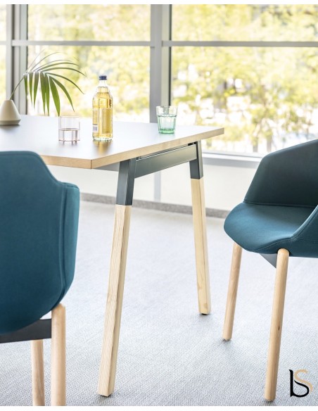 Table rectangulaire pieds en bois Ogi – MDD.