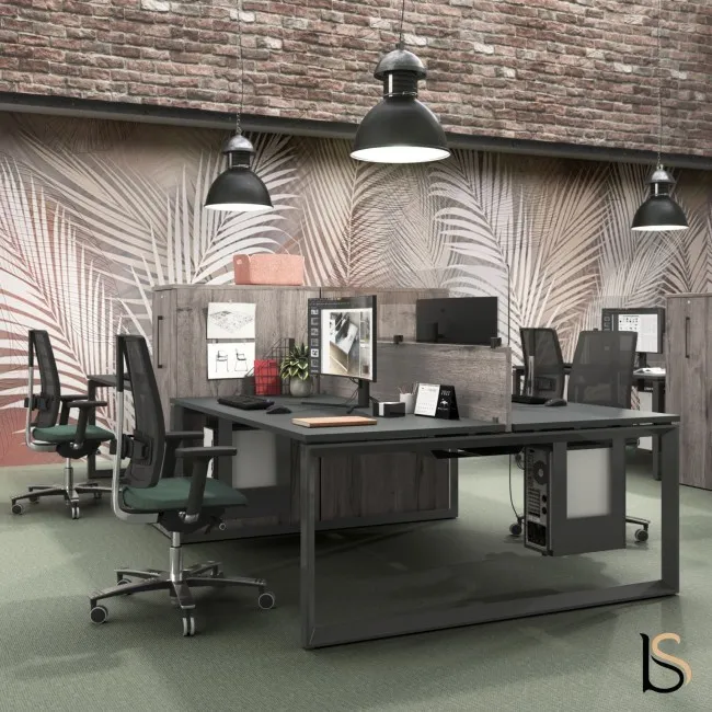 Bureau bench 2 places Star Mobel Linea en open space, postes séparés par paravents gris