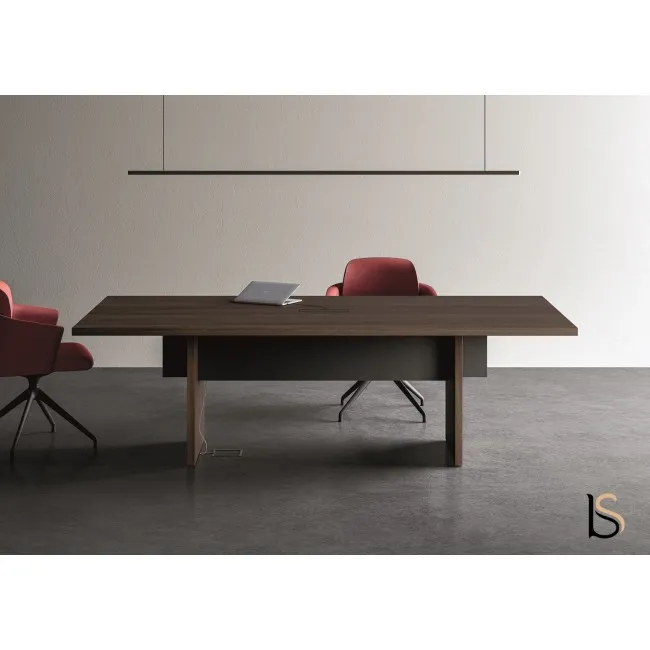 Table de conférence Sile de chez Bralco sur panneau en bois sombre