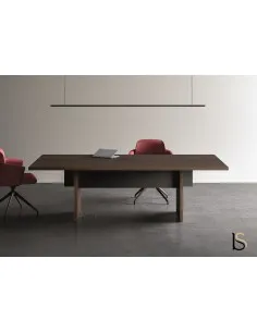 Table de conférence Sile de chez Bralco sur panneau en bois sombre