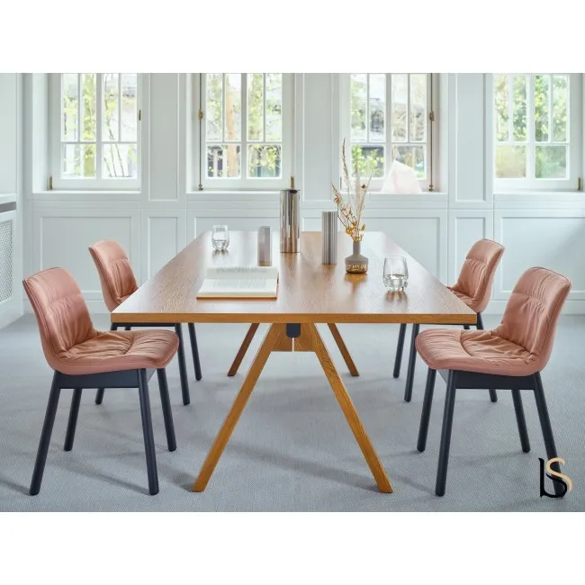 Table rectangulaire bois clair avec piètement traçant
