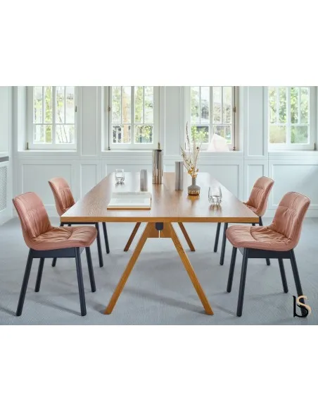 Table rectangulaire bois clair avec piètement traçant