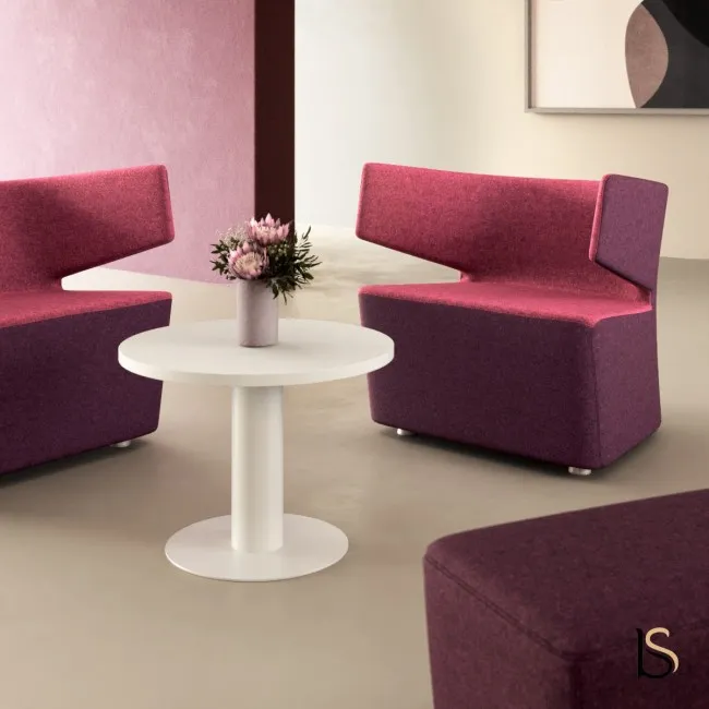 Table basse ronde blanche au centre d’un espace lounge