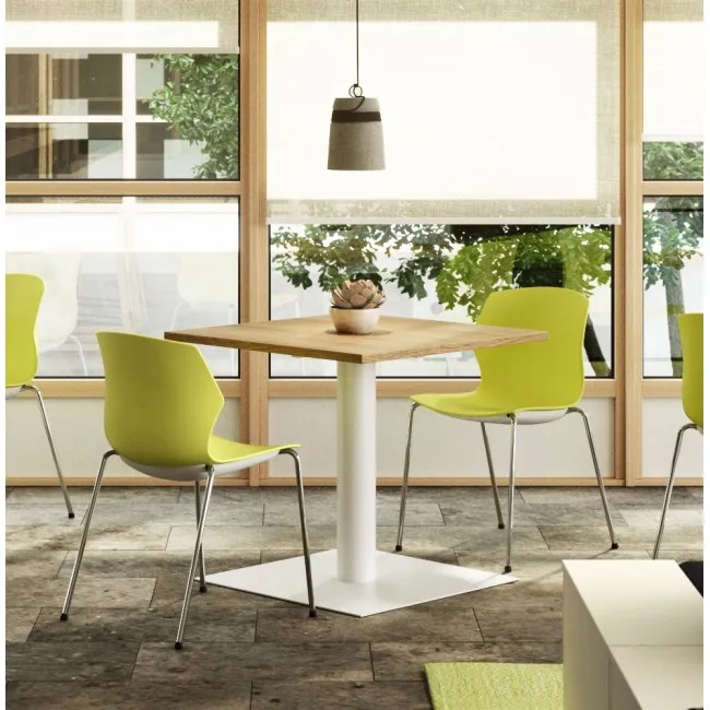 Table carrée moderne avec plateau en bois clair et piètement central blanc