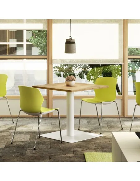Table carrée moderne avec plateau en bois clair et piètement central blanc