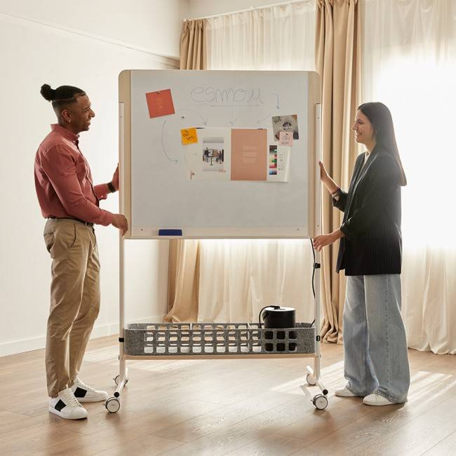 chevalet de conference design avec tableau blanc magnetique, version avec roulettes pour un deplacement facile