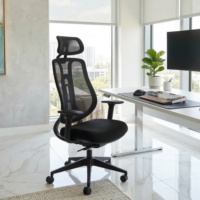 fauteuil manager avec têtière réglable, dossier résille avec renfort lombaire, assise tissu et accoudoirs réglables.
