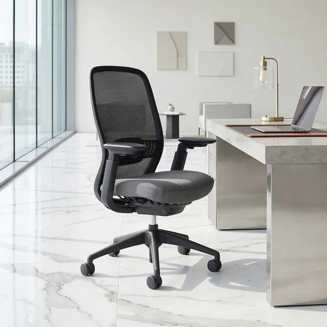 Siège de bureau ergonomique avec dossier en maille noire et assise en tissu gris