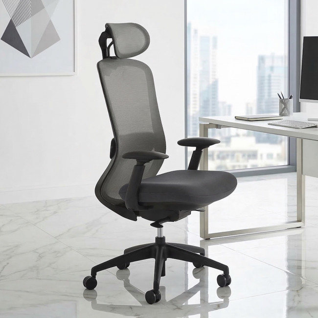 chaise-ergonomique-grise-dossier-respirant-appuie-tete-ajustable