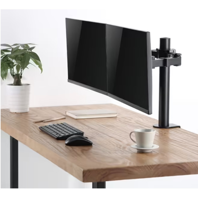 Mise en situation du support double écran LogiLink BP0106 sur un bureau en bois.