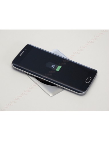 Passe câbles avec chargeur Smartphone par induction.