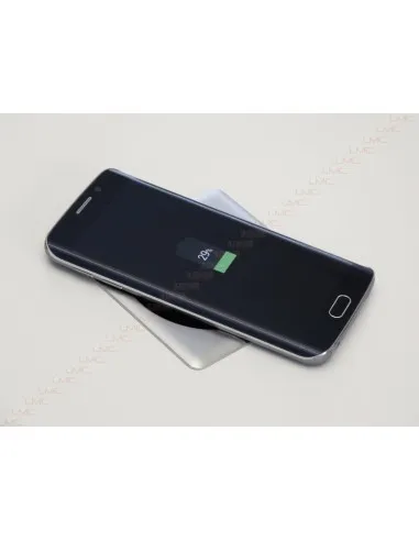 Passe câbles avec chargeur Smartphone par induction.