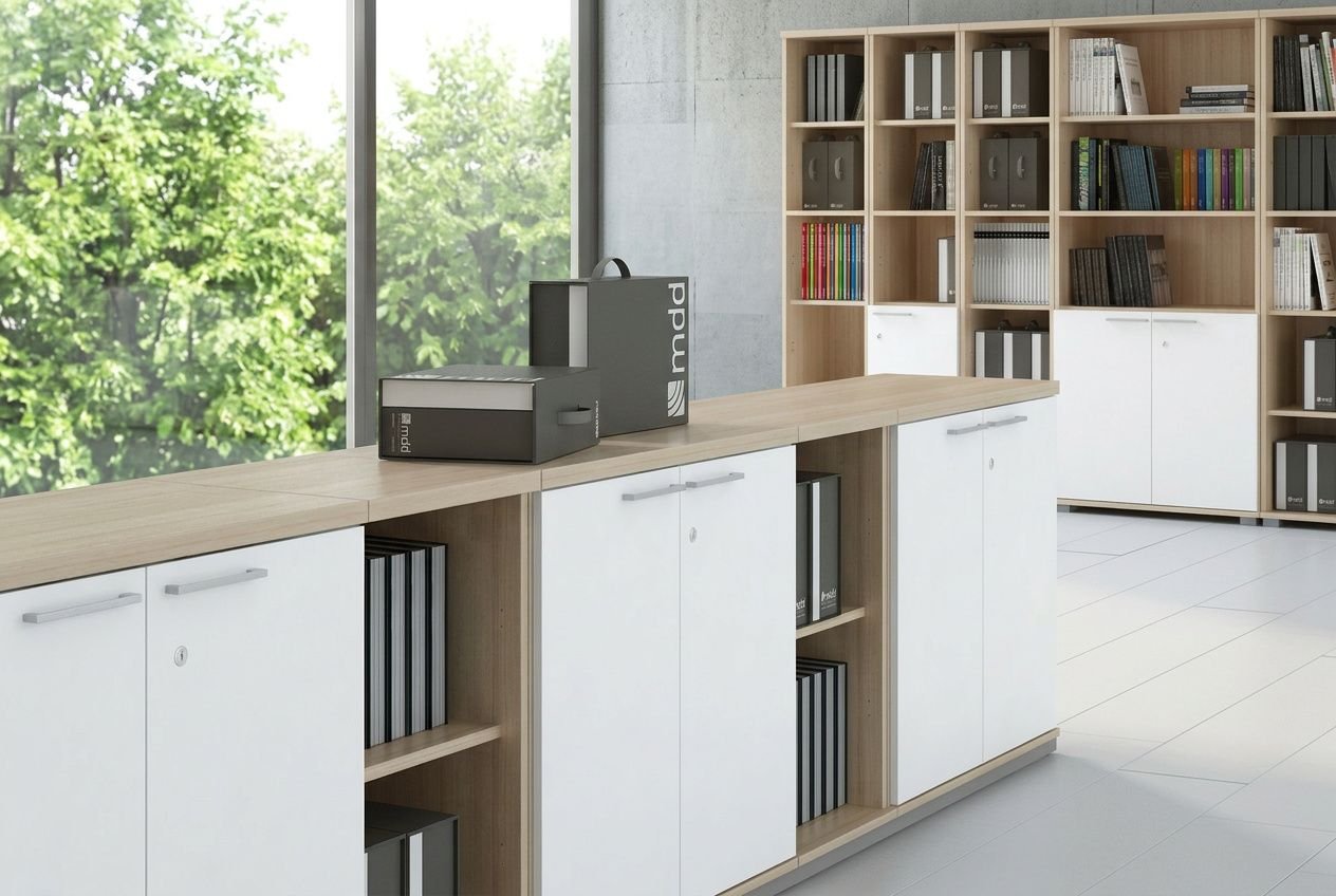 Armoire métallique rangement professionnel intégrée dans un espace bureau: rangements blancs et bois, étagères et tiroirs, propose une zone de travail ordonnée.
