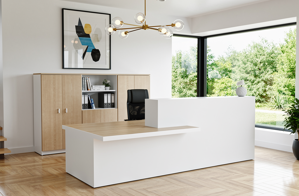 Bureau d’accueil moderne en bois clair et blanc, avec siège derrière un comptoir élégant et grande fenêtre donnant sur un