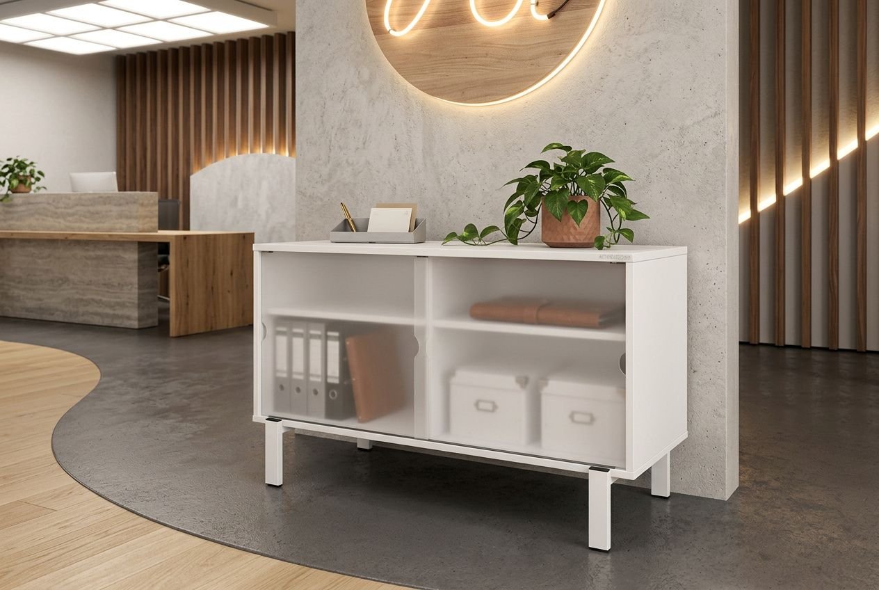 Casier métallique de rangement blanc avec portes vitrées dans un espace bureau, contenant classeurs et boîtes, décor moderne et plant, dossier prêt pour vestiaires et collectivités. siers métalliques rangement
