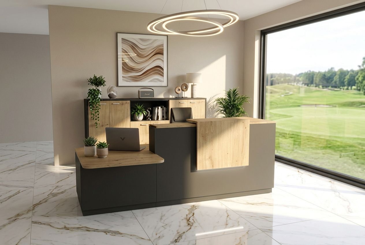 Éclairage bureau productivité luminaires : réception moderne avec lampe ronde au plafond, mobilier mixte bois et noir, grandes fenêtres donnant sur un paysage vert.