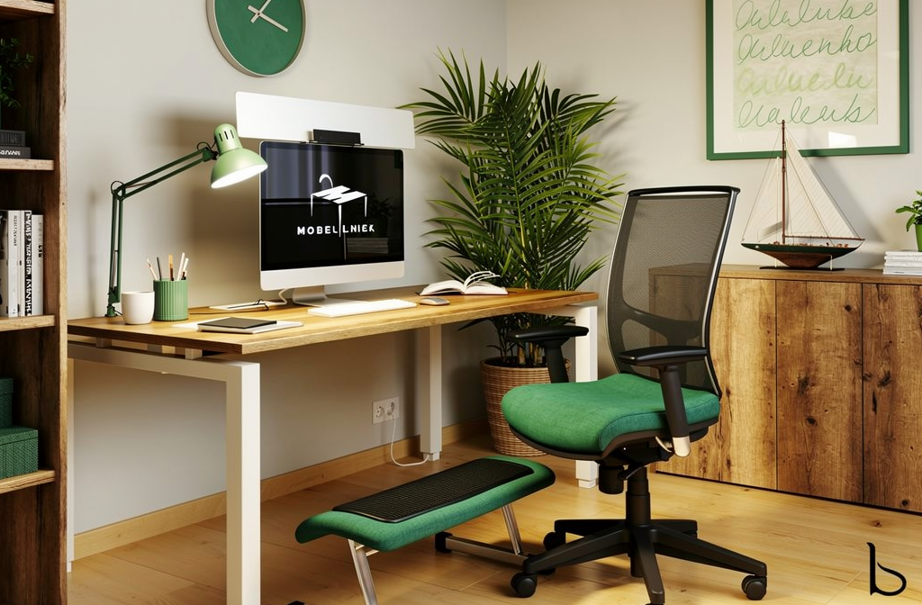 Espace de travail moderne avec bureau en bois, écran d’ordinateur, lampe verte et chaise ergonomique, plante et rangements pour un aménagement bureau pro réussi