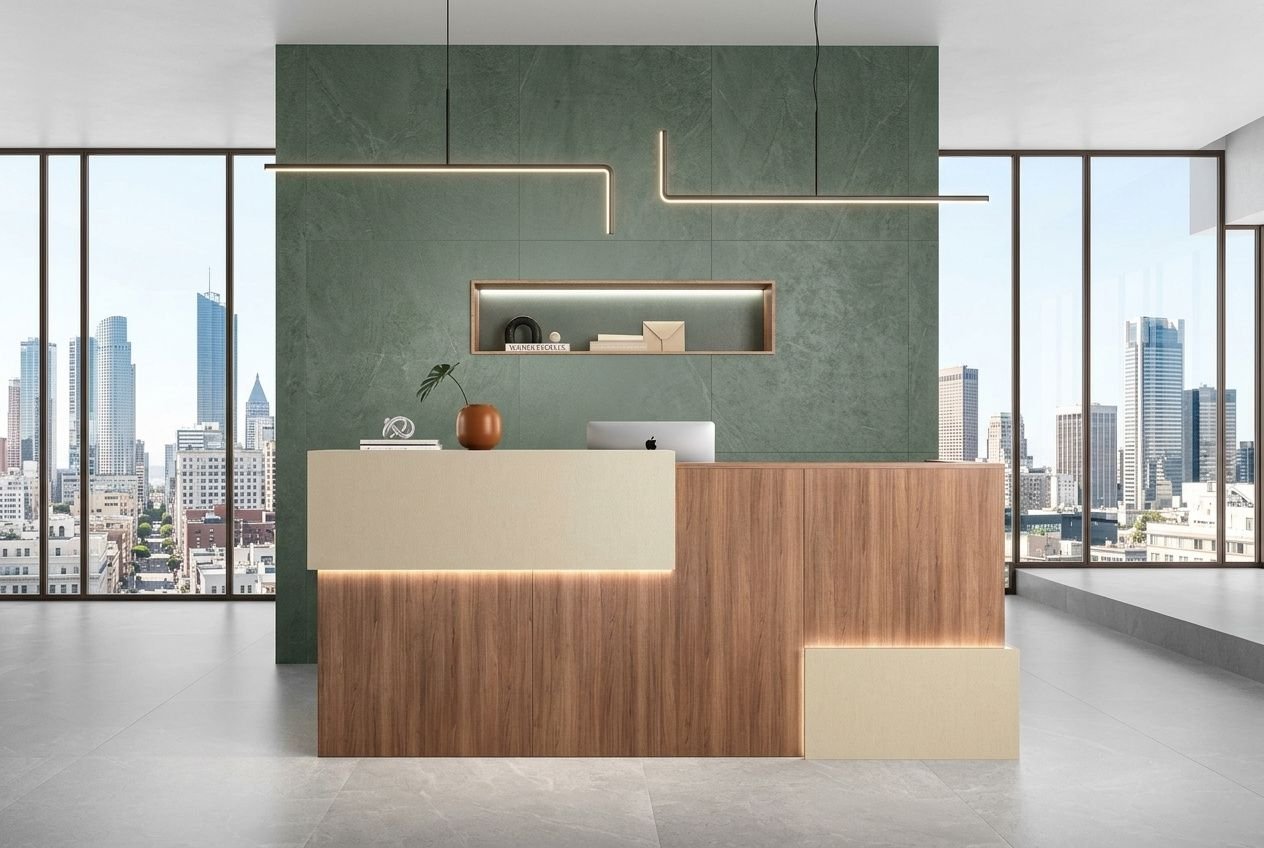 Plan de banque d'accueil professionnel moderne : comptoir d’accueil en bois et beige sur fond vert, face aux grandes fenêtres et skyline urbain.