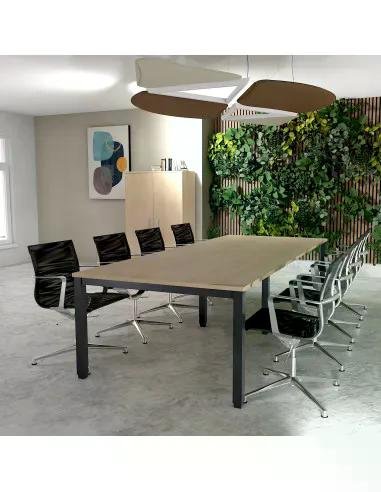Salle de réunion moderne avec une grande table rectangulaire entourée de chaises noires et grises dans une pièce lumineuse.