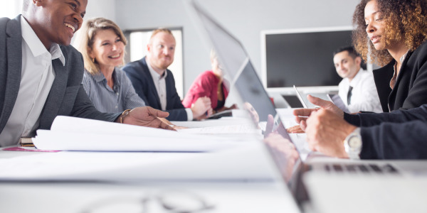 Qu'est qu'une table de réunion avec connectique ?