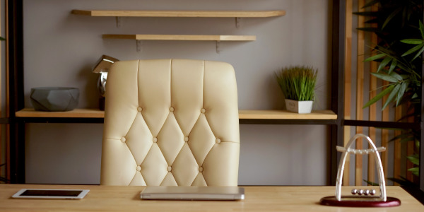 Comment régler le dossier d'une chaise de bureau ?