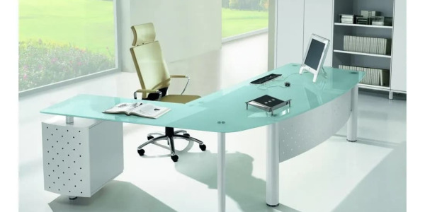 Comment choisir un bureau en verre pour un espace de travail moderne ?